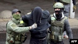 Manifestante arrestado por militares en Bielorrusia el 8 de noviembre de 2020. (AFP).