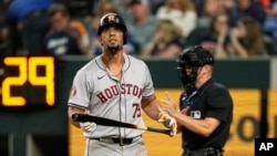 José Abreu, de los Astros de Houston, camina hacia el dugout después de ser declarado out por strikes en la quinta entrada del juego contra los Rangers de Texas en Arlington, Texas, el 5 de abril de 2024. (Foto AP /Tony Gutiérrez)