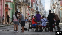 Cubanos juegan dominó en la calle durante un apagón general en La Habana. (Yamil Lage/AFP/Archivo)