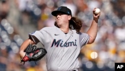 El lanzador abridor de los Miami Marlins Ryan Weathers lanza durante la primera entrada de un partido de béisbol contra los Pittsburgh Pirates en Pittsburgh, el domingo 1 de octubre de 2023. (AP Photo/Matt Fr