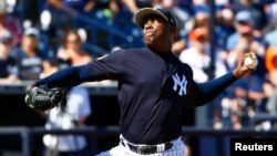 El pitcher zurdo cubano Aroldis Chapman, Yankees de New York, lanza el 3 de marzo de 2019 frente a los Tigres de Detroit.