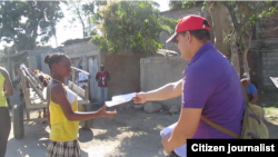 Reporta Cuba. Activistas de UNPACU repartiendo octavillas en Guantánamo. Foto: Niover García.