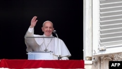 El Papa Francisco saluda a los feligreses en la Plaza de San Pedro durante la oración del Angelus. (Tiziani Fabi/AFP).