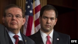 (i-e) El senador demócrata Bob Menendez y el senador republicano Marco Rubio. (Archivo).