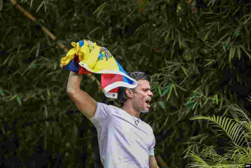 El opositor venezolano Leopoldo López saluda a seguidores hoy, sábado 8 de julio de 2017, en la entrada de su casa en Caracas (Venezuela).