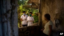 Estudiantes de medicina visitan a una paciente en San José de las Lajas.AP Photo / Ramon Espinosa