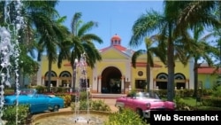 Entrada al Memories Varadero. La paradisíaca fachada puede resultar engañosa. 