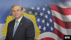 Robert (Bob) Menéndez en una rueda de prensa en San Salvador. Foto Archivo