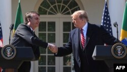 El presidente de Brasil, Jair Bolsonaro (izq.), y el mandatario de EEUU, donald Trump, durante una conferencia de prensa en la Casa Blanca. 