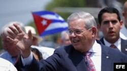 El senador Bob Menéndez durante el 15 desfile anual cubano en North Bergen Nueva Jersey (EE.UU.).