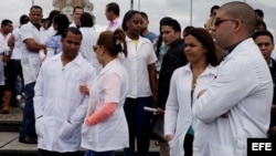 Médicos cubanos que desertaron de las misiones médicas de Venezuela protestan en Bogotá. (Imagen de archivo)