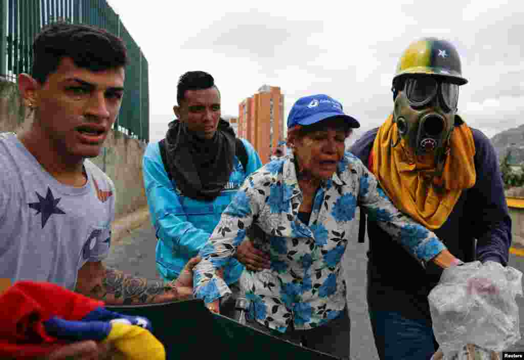 Gases lacrimógenos afectan a los manifestantes de la protesta del 23 de enero contra Nicolás Maduro.