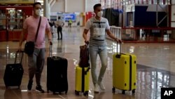 Pasajeros arriban al Aeropuerto Internacional José Martí de La Habana, el domingo, 15 de noviembre. (YAMIL LAGE / AFP)