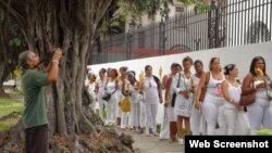 Miguel Borroto toma fotografías a las Damas de Blanco, el 12 de enero del 2015. (Foto Archivo: Roberto J. Guerra/Hablemos Press)