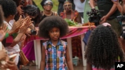 Niños caminan por la pasarela en un desfile de moda de peinados afro en La Habana, Cuba, el sábado 31 de agosto de 2024. (Foto AP/Ramon Espinosa)