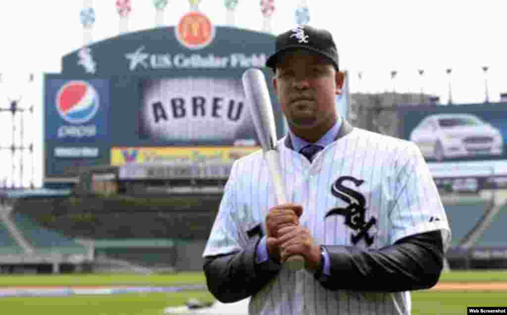 José Pito Abreu, con el uniforme de las Medias Blancas de Chicago.