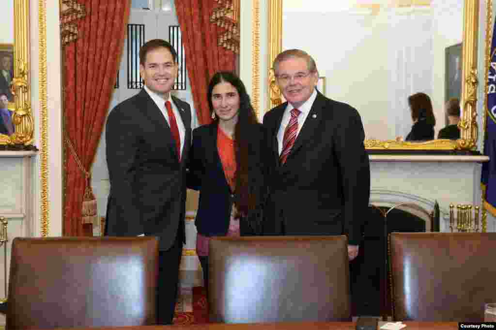 Yoani Sánchez con los senadores Marco Rubio y Bob Menéndez