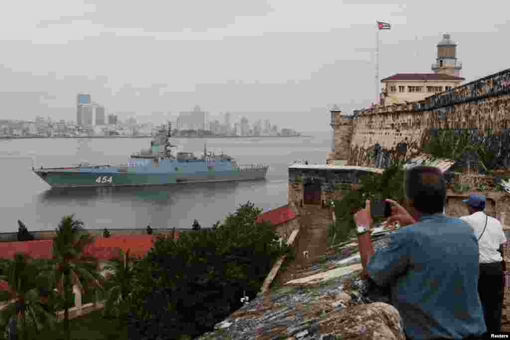 La gente observa a la fragata rusa Almirante Gorshkov mientras ingresa a la bahía de La Habana, Cuba, 12 de junio de 2024. REUTERS/Stringer