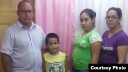 El pastor ramón Rigal, junto a sus hijos y su esposa Adya Expósito Leyva. (Archivo)