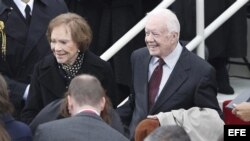 El expresidente estadounidense Jimmy Carter y su esposa Rosalyn llegan al Capitolio para asistir a la ceremonia de investidura de Donald J. Trump.