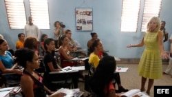 La esposa del vicepresidente Joe Biden, Jill Biden (d), habla a estudiantes cubanos durante una visita a La Habana (Cuba).