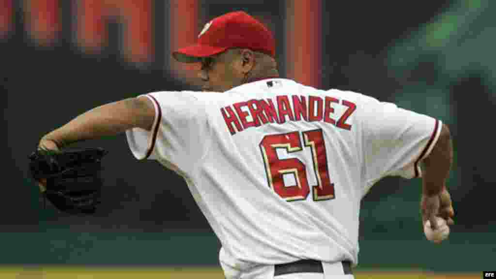 El pitcher de los Nacionales de Washington, Liván Hernández realiza un lanzamiento en contra de los Mets de Nueva York, durante el partido disputado en el estadio RFK en Washington el, miércoles 6 de junio del 2005