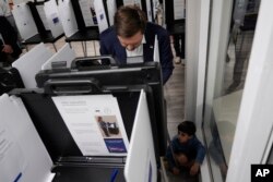 El candidato republicano a la vicepresidencia, el senador JD Vance, vota en la iglesia católica maronita de San Antonio de Padua, en Cincinnati. (AP/Carolyn Kaster)