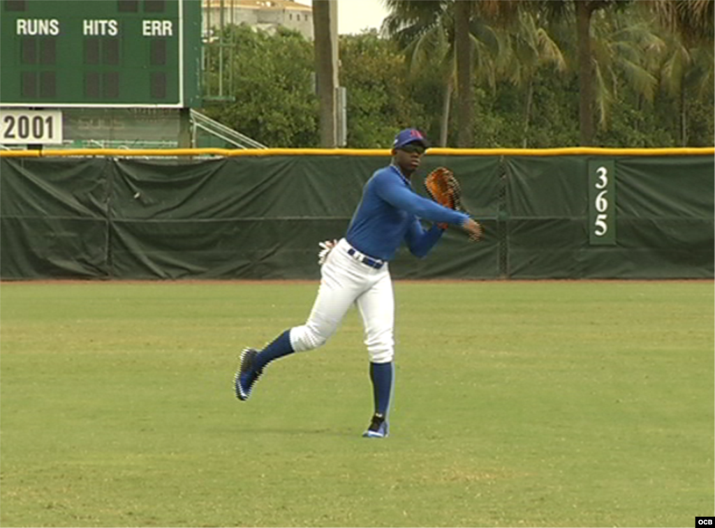 Rusney Castillo mostró a los cazatalentos que él tiene un buen brazo...