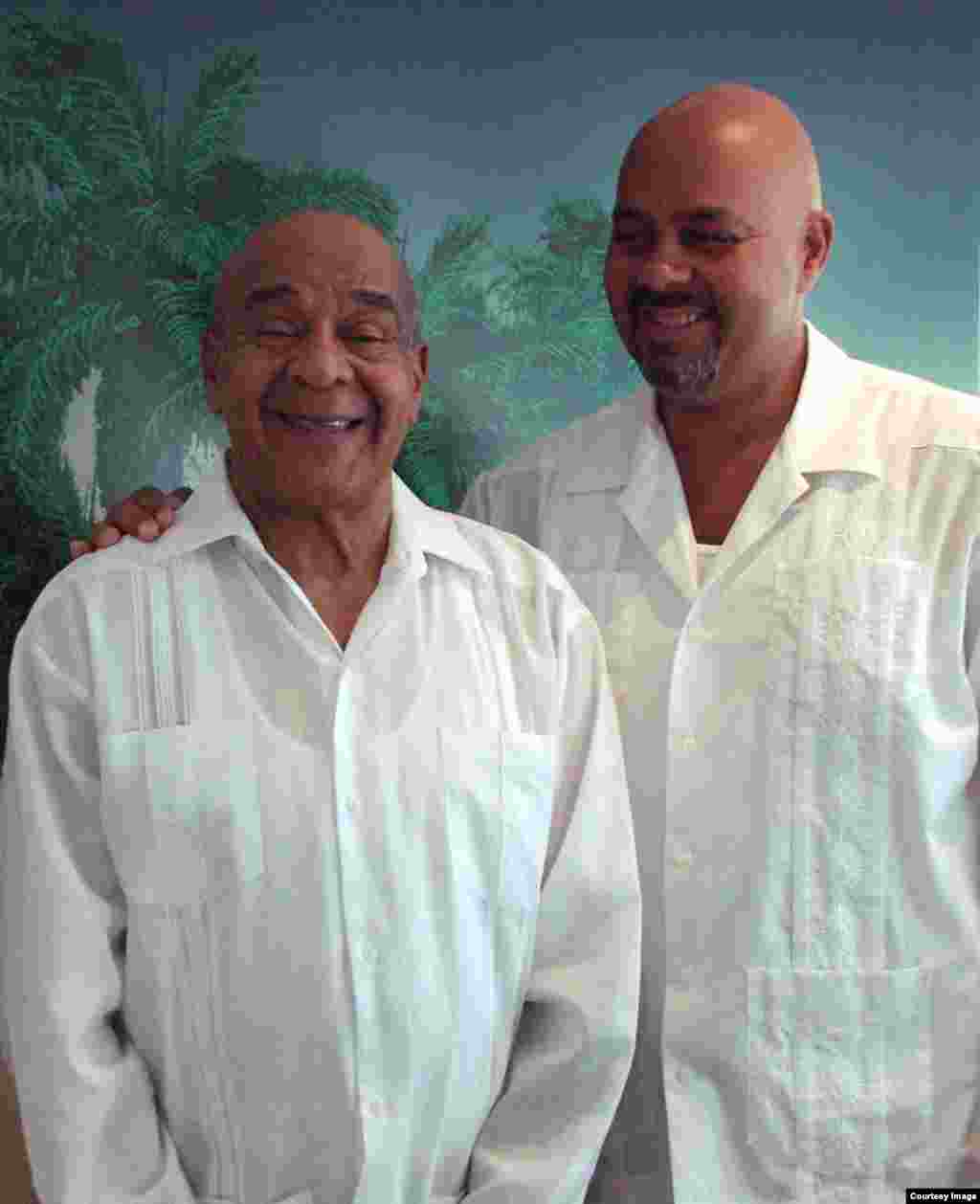 René Villarreal y su hijo Raúl, coautor del libro &quot;Hemingway&#39;s Cuban Son&quot;, en 2009.