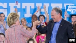 La candidata demócrata a la presidencia de Estados Unidos, Hillary Clinton (i) junto al senador demócrata DE Virginia, Tim Kaine (d) durante un acto de campaña en el Ernst Community Cultural Center en el Northern Virginia Community College en Annandale, V