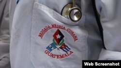 El logo de la brigada médica cubana en Guatemala en la bata de un galeno.