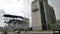 Vista del edificio de la Sección de Intereses de EEUU en Cuba (SINA) ubicado en el malecón habanero. Cuba negó, hoy martes 13 de junio, los cortes "premeditados" en el suministro de luz y agua a la SINA y acusó a Washingt