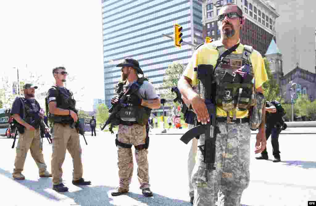 Miembros del grupo West Ohio Minutemen en cercanías al Quicken Loans Arena, donde se realiza la Convención Republicana 2016