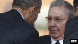 El presidente estadounidense Barack Obama (i) saluda al general cubano Raúl Castro, durante los funerales de Nelsón Mandela en Sudáfrica. 