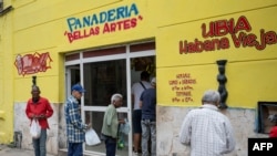 Una cola en una panadería en La Habana en marzo de 2024. Muchos cubanos opinan que para mejorar la oferta y bajar los precios habría que privatizar el mercado interno.