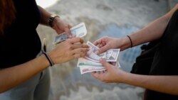 Cambio de monedas en el mercado negro. (ADALBERTO ROQUE / AFP)