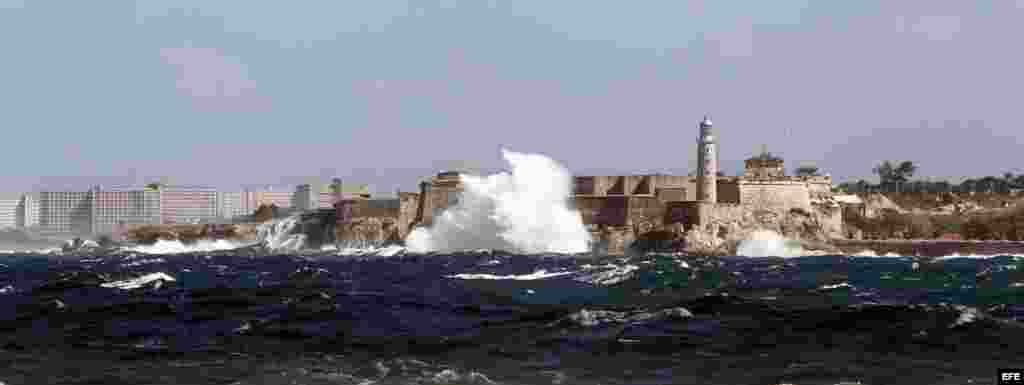  Vista del malecón hoy, sábado 23 de enero del 2016, en La Habana (Cuba). La Defensa Civil cubana emitió un aviso por las penetraciones del mar en todo el occidente del país. EFE/Ernesto Mastrascusa