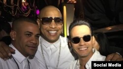 Gente de Zona y Marc Anthony celebran el Premio Billboard.