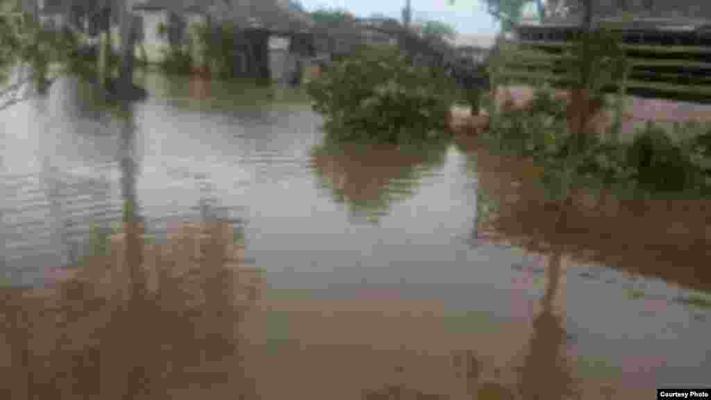 La casa de un oyente de Radio Martí que envió fotos de la subida del agua en ese municipio de Las Tunas.