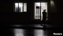 Un hombre a las puertas de un colegio electoral en La Habana. Foto Archivo