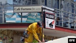 Un hombre realiza labores de mantenimiento afuera de un restaurante privado el 16 de junio de 2017, en La Habana (Cuba).