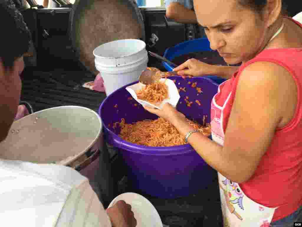 Cubanos reciben alimentos en una escuela del cantón La Cruz, convertida en albergue para dar refugio temporal a los migrantes varados entre la frontera de Costa Rica y Nicaragua.