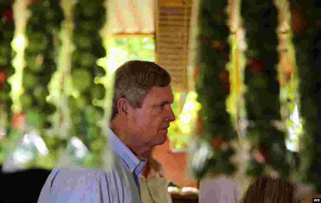 El secretario de Agricultura de Estados Unidos, Thomas Vilsack, conversa con comerciantes durante una visita a un mercado agropecuario hoy, viernes 13 de noviembre de 2015, en La Habana (Cuba). Vilsack cierra hoy su primera visita oficial a Cuba para prom