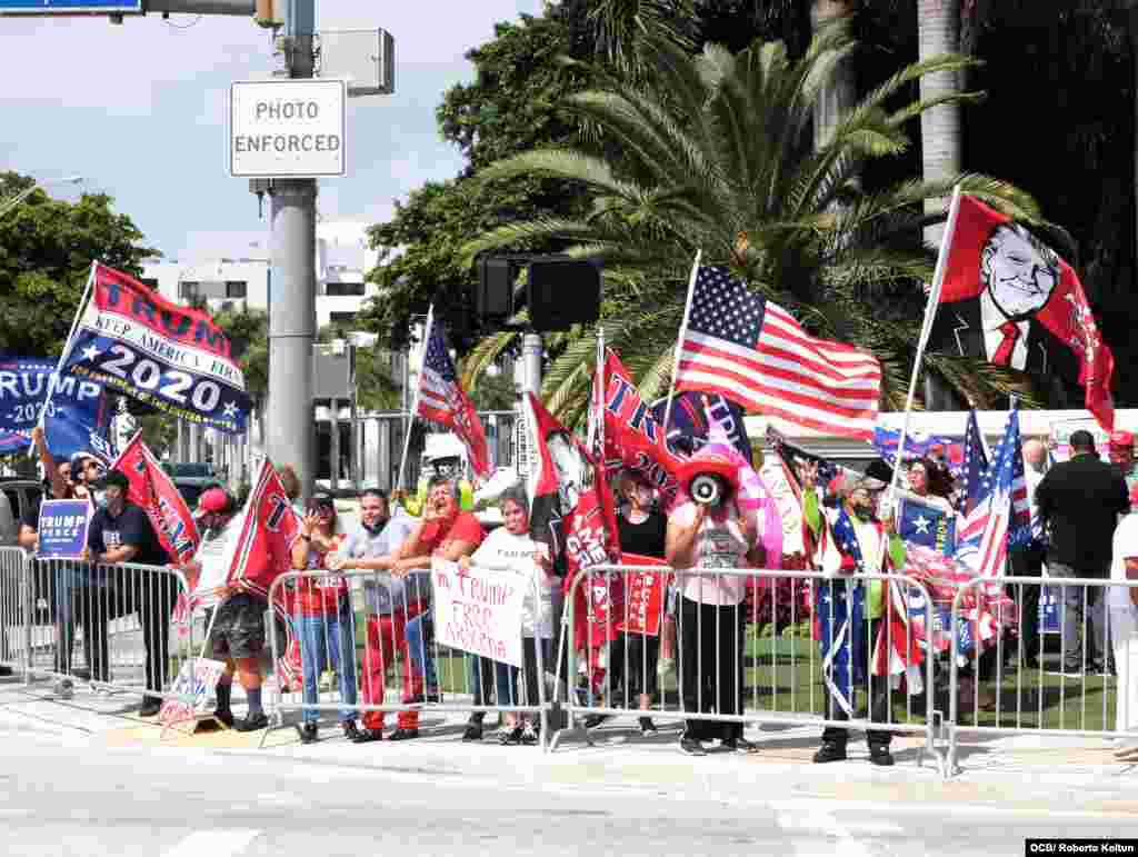  Cubanos, nicarag&#252;enses y venezolanos brindan su apoyo al presidente Trump durante su visita este viernes a la ciudad del Doral.