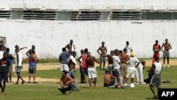 Reclusos en el patio del Combinado del Este, en La Habana, fotografiados durante una visita autorizada a la prensa extranjera en marzo de 2004. (ADALBERTO ROQUE/AFP).