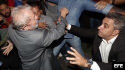 Lula abandona sede del sindicato metalúrgico para entregarse a la Policía.