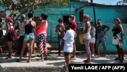 Una cola para comprar alimentos en Cuba. 