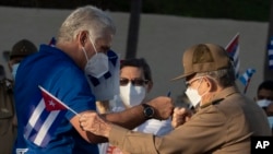 Miguel Díaz-Canel y Raúl Castro en la concentración del pasado sábado en el Malecón habanero. (AP/Eliana Aponte).