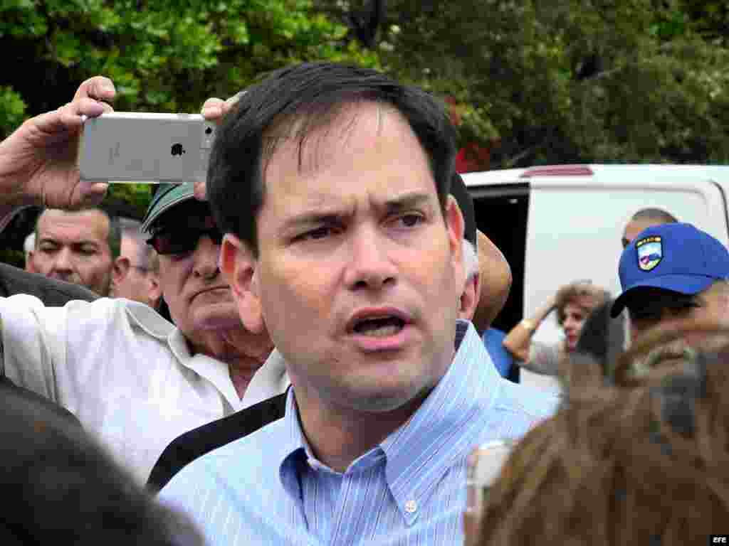 El senador por Florida Marco Rubio habla durante el aniversario de la fallida invasión anticastrista de Bahía de Cochinos.