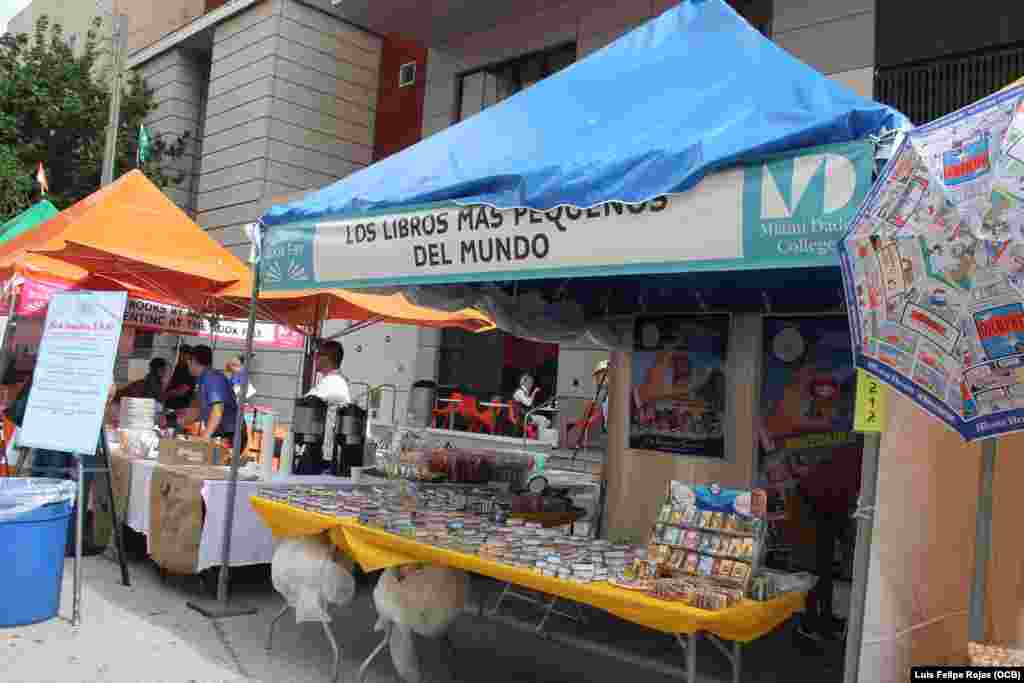 Stand con &quot;Los libros más pequeños del mundo&quot;, una modalidad que cautiva por le precisión y acabado de cada texto en tan poco tamaño.